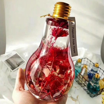 Изолированные пластиковые бутылки для молочного чая с винтом на рукоятке на крышке