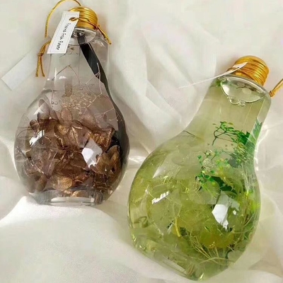 Изолированные пластиковые бутылки для молочного чая с винтом на рукоятке на крышке