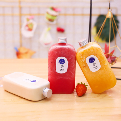 Изолированные бутылки для молочных чаев с ручками