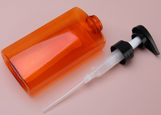 Рука мылит пустую пластиковую бутылку насоса ЛЮБИМЦА лосьона 450ml с черным насосом
