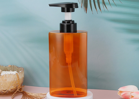 Рука мылит пустую пластиковую бутылку насоса ЛЮБИМЦА лосьона 450ml с черным насосом