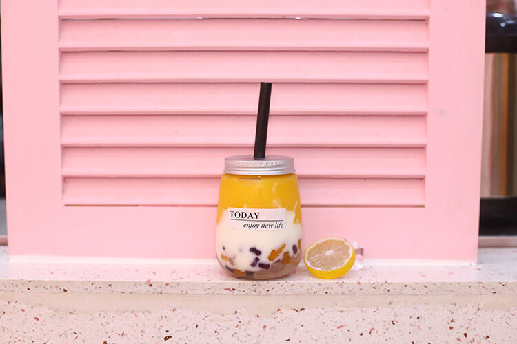 Современные бутылки для молочного чая Прозрачные винтовые крышки Прочные многоразовые пластиковые контейнеры, идеальные для упаковки и хранения напитков